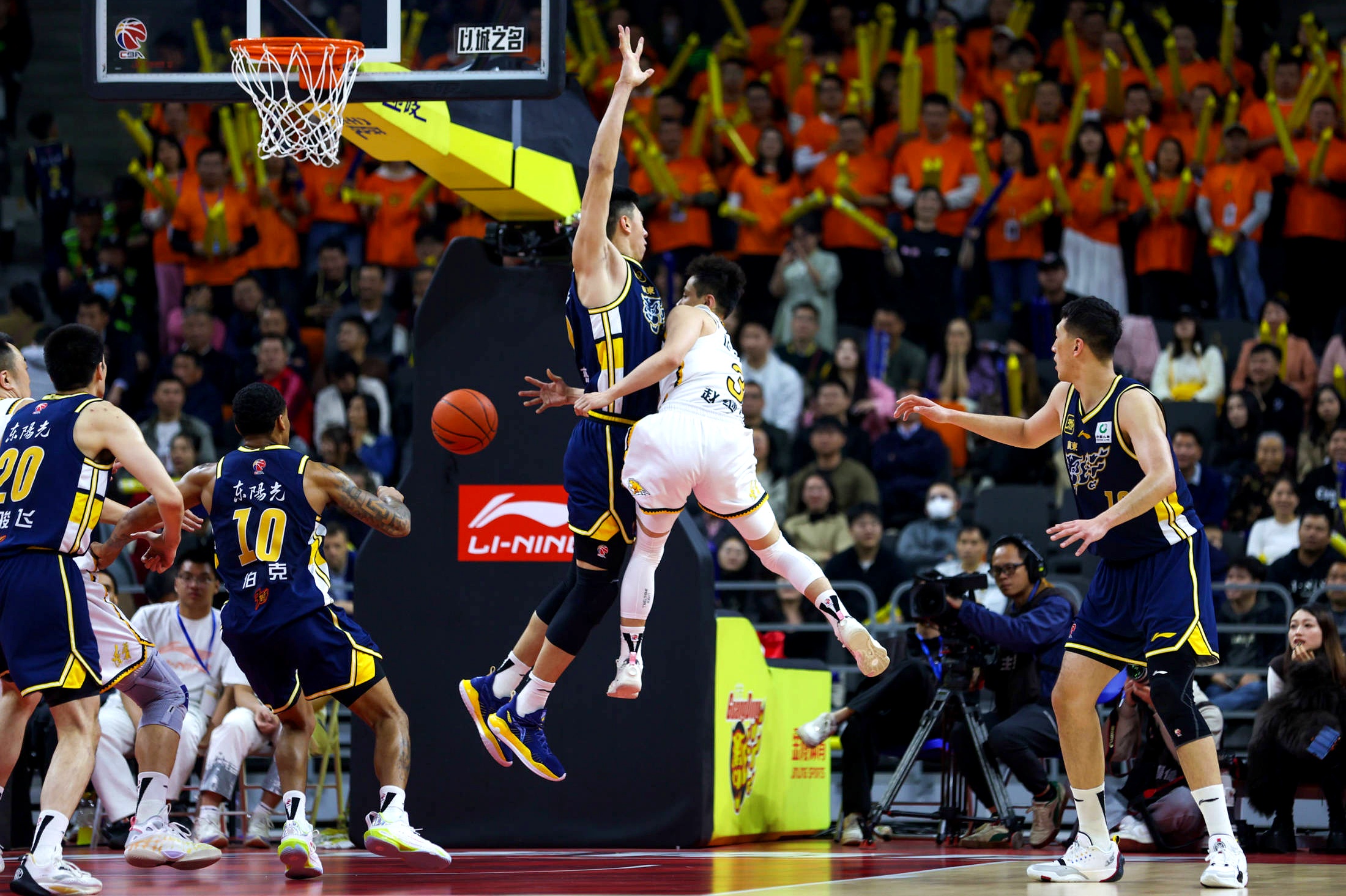 湖人险胜辽宁队，易建联关键制胜